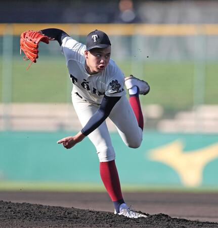 １回、力投する先発投手の大阪桐蔭・川本晴大（撮影・中田匡峻）