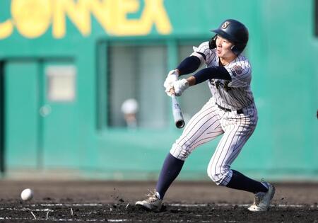 ２回、ショートへ同点適時内野安打を放つ明石商・田中颯真（撮影・中田匡峻）