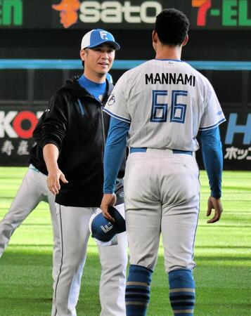 西岡野手総合コーチは、万波と言葉を交わす