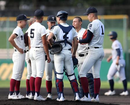 ２回、勝ち越しを許し、なおもピンチが続きマウンドに集まる大阪桐蔭・川本晴大（右端）ら大阪桐蔭ナイン（撮影・中田匡峻）