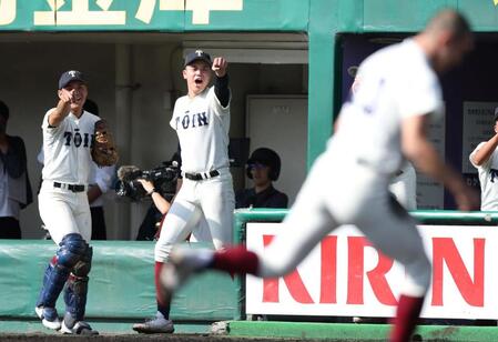 ６回、大阪桐蔭・宮崎球児の二ゴロで三走の大阪桐蔭・村上来海が生還し、拳を突き上げる大阪桐蔭・川本晴大（中央）＝撮影・中田匡峻