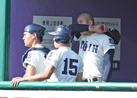 ６回途中で降板した大阪桐蔭・川本晴大（右）＝撮影・中田匡峻
