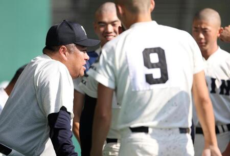 ４回の守備を終えたナインに声をかける大阪桐蔭・西谷浩一監督（左）＝撮影・中田匡峻