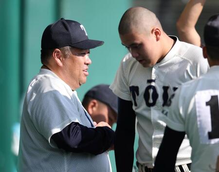 ４回を投げ終えた大阪桐蔭・川本晴大（右）に声をかける大阪桐蔭・西谷浩一監督（撮影・中田匡峻）