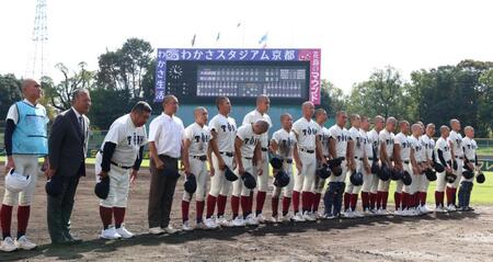 明石商に敗れ、スタンドにあいさつをする大阪桐蔭ナイン（撮影・中田匡峻）