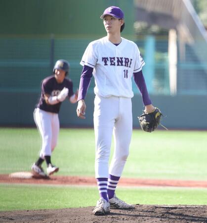 初回、いきなり失点した天理・的場（撮影・坂部計介）