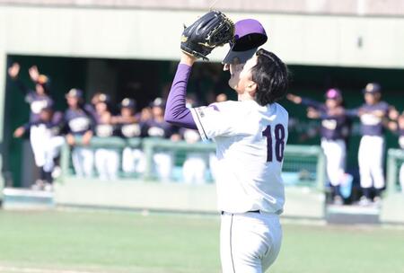 ３回、４点目を許し、ガックリの天理大・的場吏玖（撮影・坂部計介）