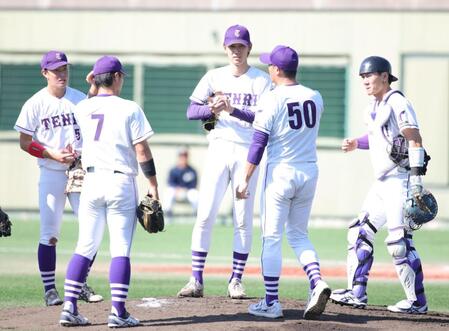 ３回、ピンチでマインドに集まる天理・的場吏玖（中央）ら天理大ナイン（撮影・坂部計介）