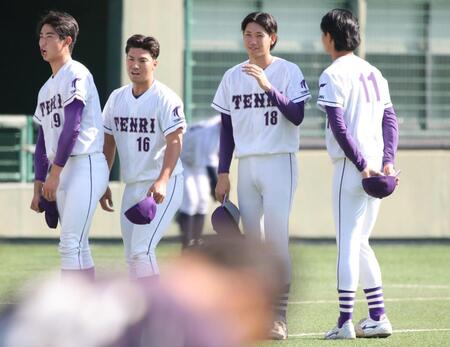 相手チームへの挨拶を終え、引き揚げる天理大・的場吏玖（左から３人目）＝撮影・坂部計介