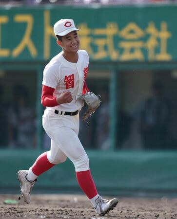 ９回２失点の完投勝利でチームをベスト４に導いた智弁学園・阿武尚志（撮影・中田匡峻）