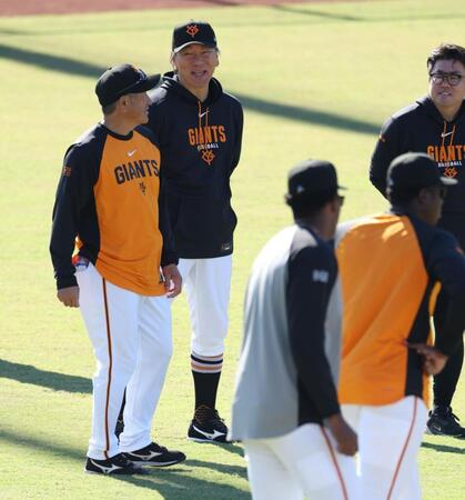 石井コーチと練習を見守る松井監督（撮影・金田祐二）