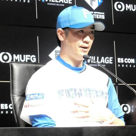 就任会見で抱負を語る西岡剛野手総合コーチ