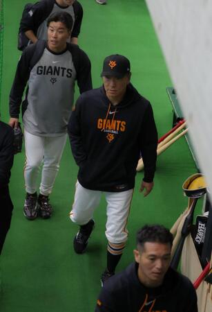 室内練習場で打撃練習を見る松井監督（撮影・金田祐二）