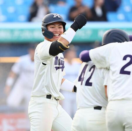 サヨナラ勝ちに喜ぶ明大・榊原七斗（撮影・中島達哉）