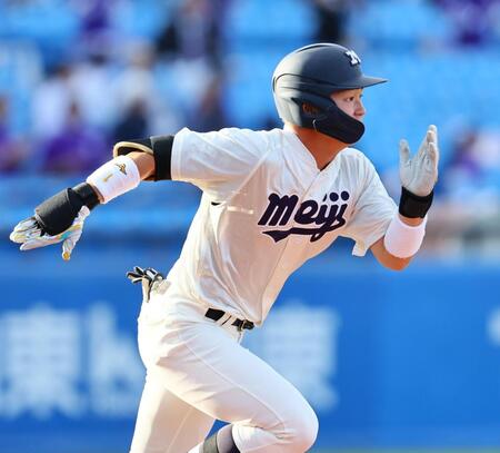 ８回、ファーストへの内野安打を放つ明大・榊原七斗（撮影・中島達哉）