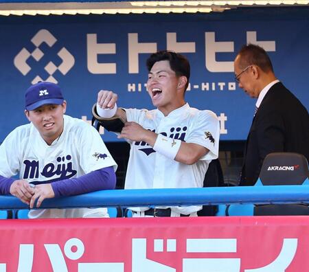 ７回、ベンチで声を出す明大・榊原七斗（中央）＝撮影・中島達哉