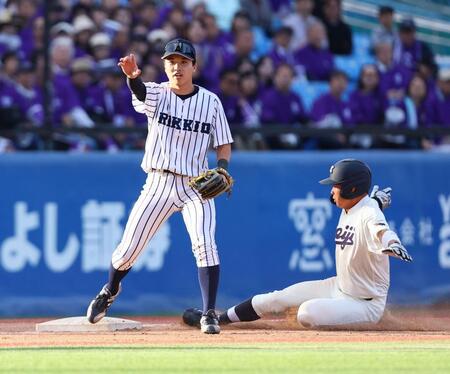 ８回、打者明大・福原聖矢の送りバントで三塁へすべり込む二走明大・榊原七斗（撮影・中島達哉）