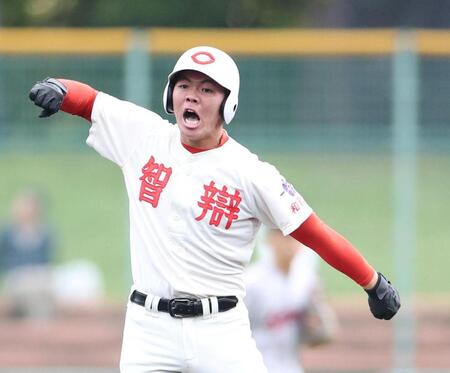 ７回、中前適時打を放ち、塁上でほえる智弁和歌山・水野兼吾（撮影・中田匡峻）