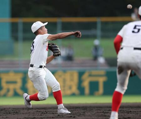 ９回、京都国際・寺田陽大の打球をさばくも一塁に悪送球する遊撃手の智弁和歌山・園田龍二（撮影・中田匡峻）