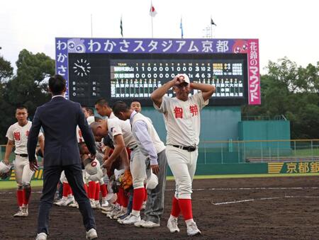 京都国際にサヨナラ負けを喫し、厳しい表情を見せる智弁和歌山・中谷仁監督（手前）＝撮影・中田匡峻