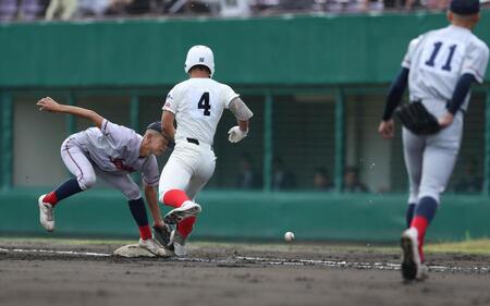 ２回、智弁和歌山・久米悠二朗（４）の打球を投手の京都国際・末永桜雅（１１）が一塁に悪送球し、一塁手の京都国際・藤本統守は捕球できず追加点を許す（撮影・中田匡峻）