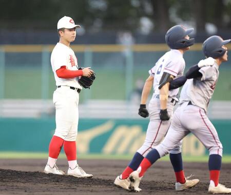 タイブレークの１０回、京都国際・藤本玄岐（中央）にサヨナラ打を浴び、呆然とする智弁和歌山・長井心海（左）＝撮影・中田匡峻