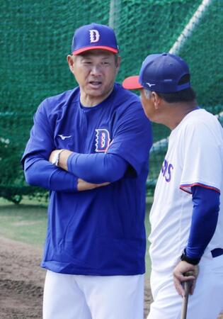 　中日の秋季練習最終日、チームに合流した山崎武司さん