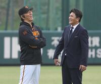 　高橋コーチ（右）と談笑する松井監督（撮影・金田祐二）