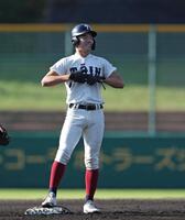 ２回、レフトへ先制適時二塁打を放ち、塁上で頬を緩ます大阪桐蔭・三島光士郎（撮影・中田匡峻）