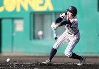 ２回、ショートへ同点適時内野安打を放つ明石商・田中颯真（撮影・中田匡峻）