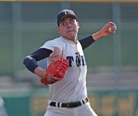 ４回、力投する先発投手の大阪桐蔭・川本晴大（撮影・中田匡峻）