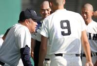 ４回の守備を終えたナインに声をかける大阪桐蔭・西谷浩一監督（左）＝撮影・中田匡峻