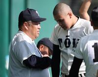 ４回を投げ終えた大阪桐蔭・川本晴大（右）に声をかける大阪桐蔭・西谷浩一監督（撮影・中田匡峻）