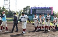 明石商に敗れ、引き揚げる大阪桐蔭・西谷浩一監督（中央左）ら大阪桐蔭ナイン（撮影・中田匡峻）