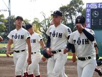 明石商に敗れ、引き揚げる大阪桐蔭・川本晴大（右から２人目）ら大阪桐蔭ナイン（撮影・中田匡峻）