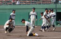 タイブレークの延長１０回、サヨナラ負けを喫し、グラウンドに突っ伏すエース西としゃがみこむ主将・国川（撮影・市尻達拡）