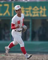 ９回２失点の完投勝利でチームをベスト４に導いた智弁学園・阿武尚志（撮影・中田匡峻）