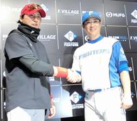 就任会見で握手を交わす西岡野手総合コーチ（右）と新庄監督