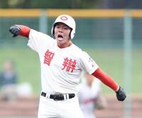 ７回、中前適時打を放ち、塁上でほえる智弁和歌山・水野兼吾（撮影・中田匡峻）