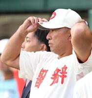 京都国際にサヨナラ負けを喫し、厳しい表情の智弁和歌山・中谷仁監督（撮影・中田匡峻）