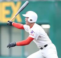 ７回、中前適時打を放つ智弁和歌山・水野兼吾（撮影・中田匡峻）