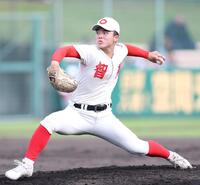 ４回、力投する先発投手の智弁和歌山・米原佑真（撮影・中田匡峻）