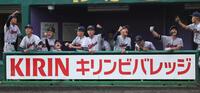 ９回、智弁和歌山のミスが重なり一気に同点に追いついた京都国際ナインは歓喜する（撮影・中田匡峻）
