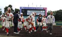 京都国際にサヨナラ負けを喫し、うつむく智弁和歌山ナイン（撮影・中田匡峻）