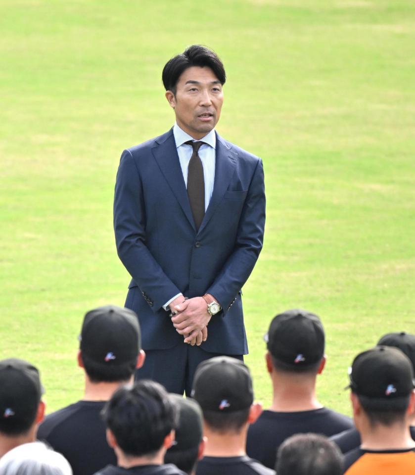 選手らにあいさつする清水新打撃コーチ