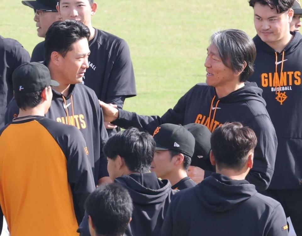 　田中将（左）に声をかける松井監督