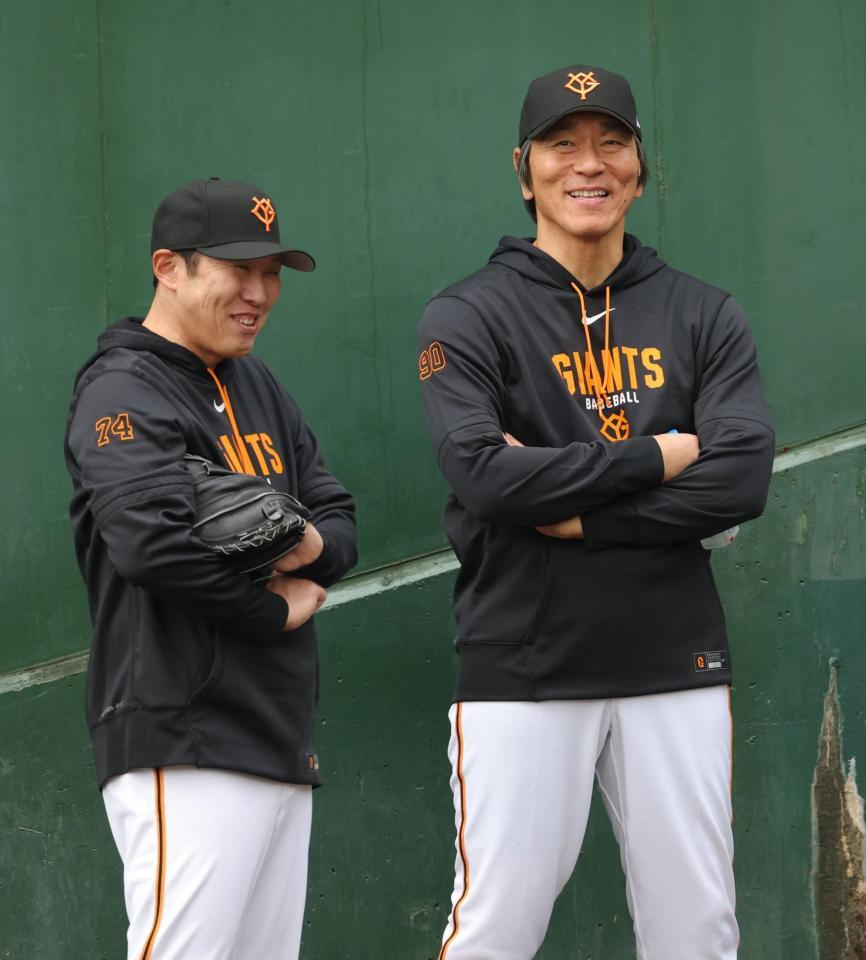 村田善コーチ（左）とブルペンで話す松井監督（撮影・西岡正）