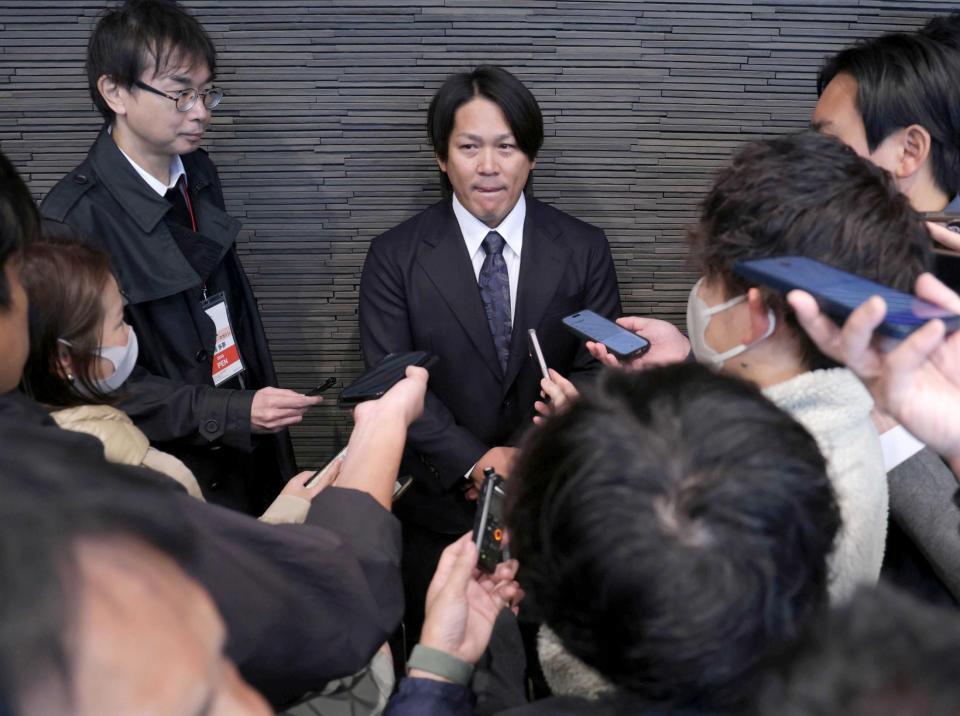 　取材に応じる甲斐（中央）＝撮影・西岡正