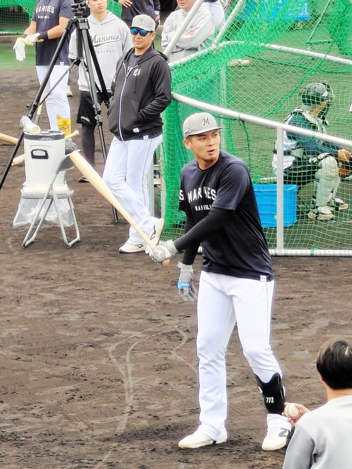 　井上（手前）のロングティーを見守るサブロー監督