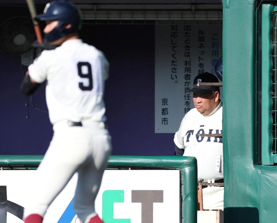 １回、ベンチから戦況を見つめる大阪桐蔭・西谷浩一監督（右）＝撮影・中田匡峻